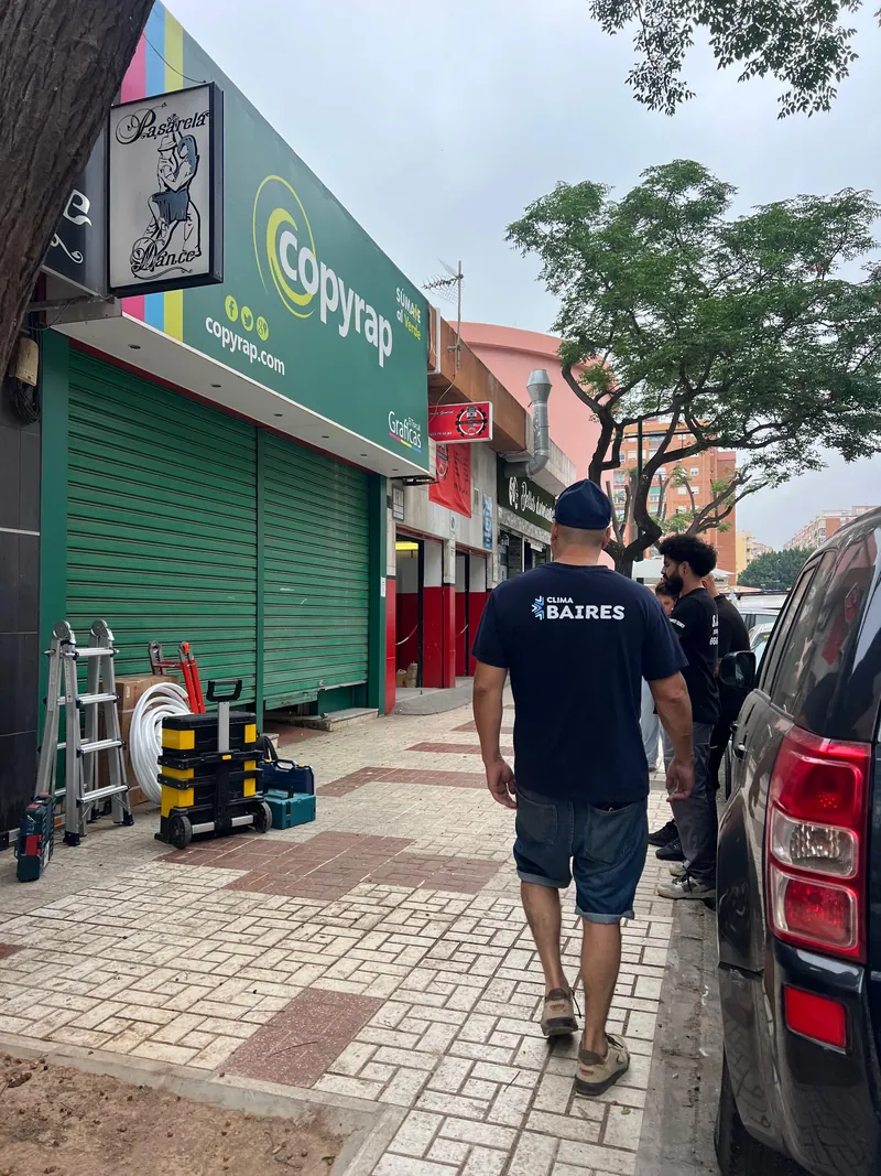 El equipo de Clima Baires llegando a una obra con escaleras y herramientas