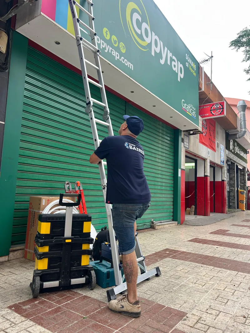 Técnico de Clima Baires preparando el acceso para climatizar un local comercial