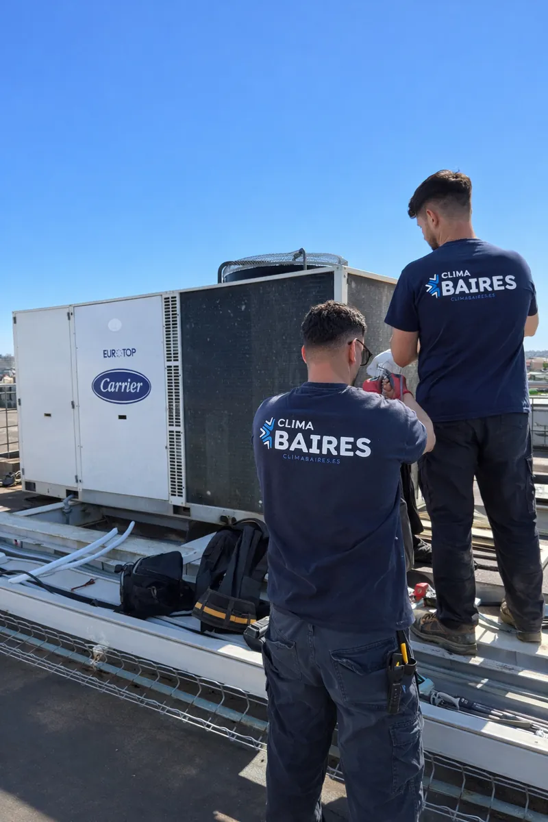 Gran instalación comercial: montaje de una unidad rooftop en la cubierta de un edificio