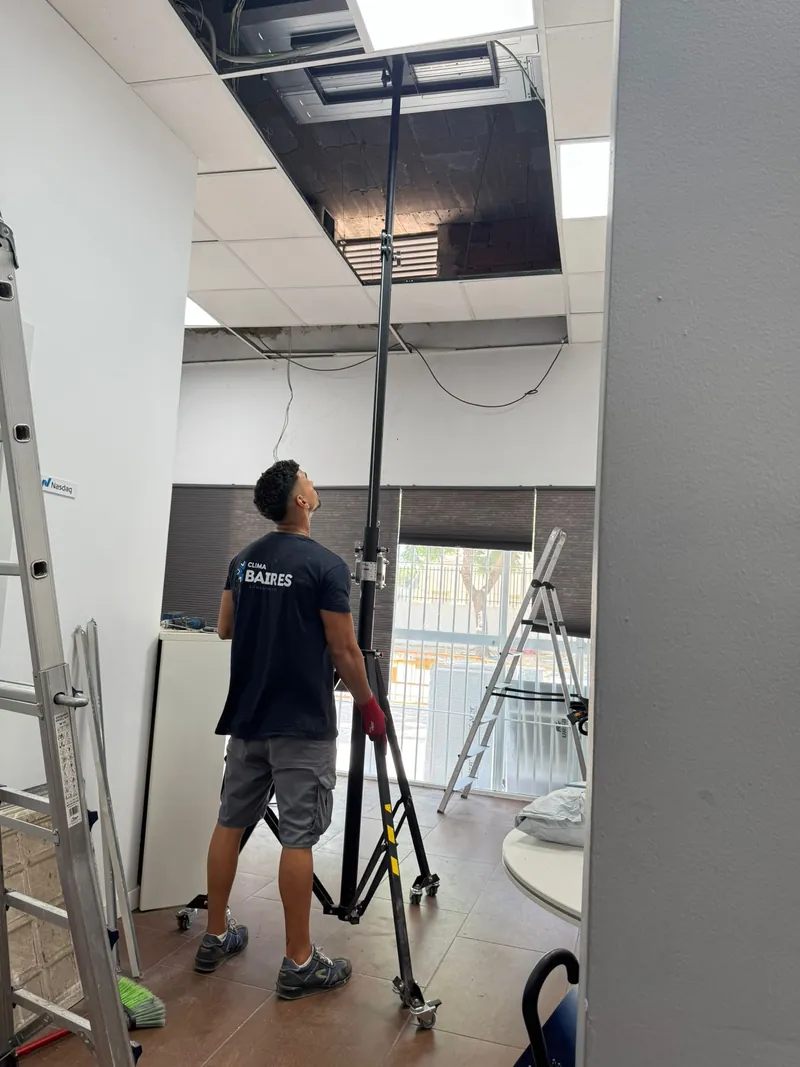 Montaje de una unidad interior tipo cassette con elevador de carga en una oficina