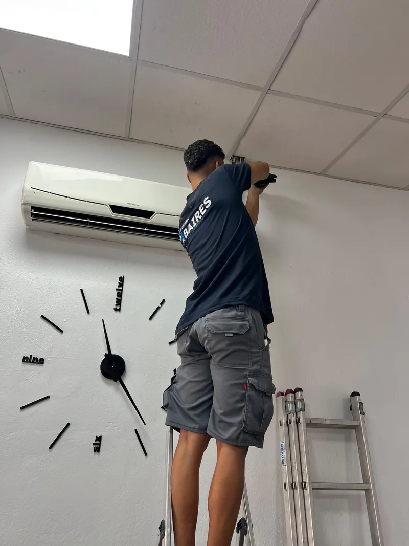 Mantenimiento de un split de pared en una oficina, por un técnico de Clima Baires
