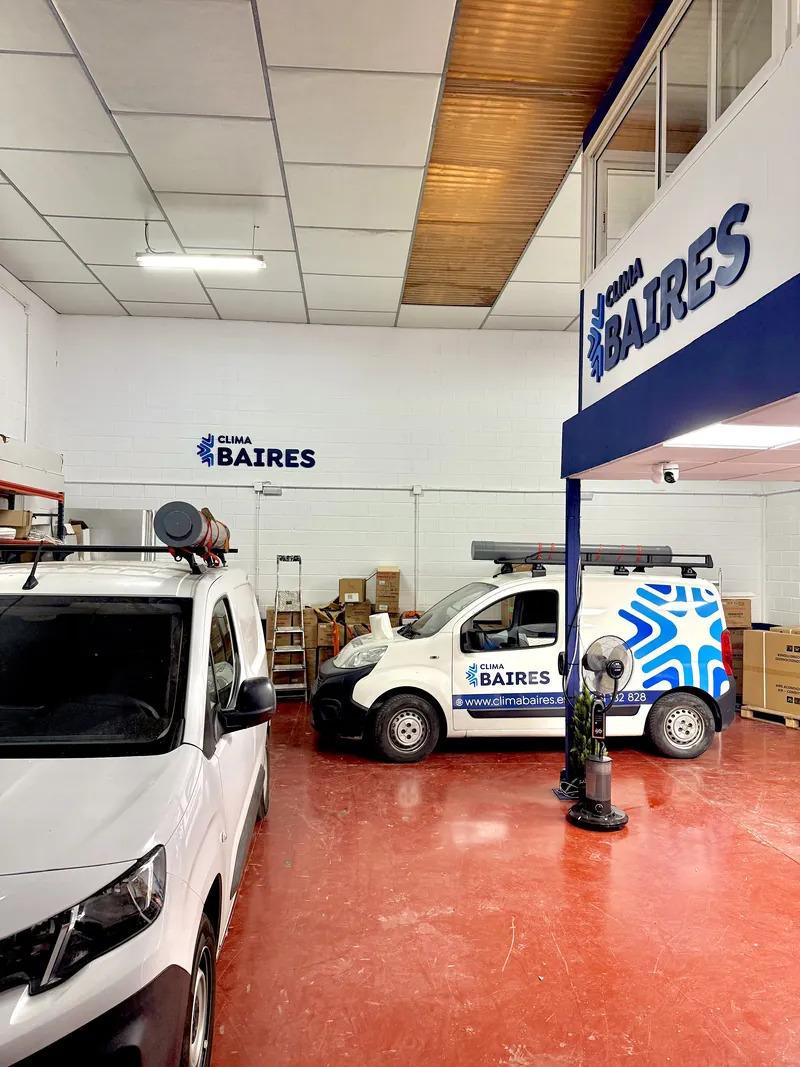 La nave de Clima Baires: furgonetas rotuladas y stock de equipos listos para instalar